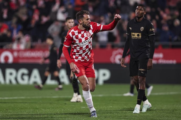 Cristhian Stuani, do Girona FC, comemora um gol durante a partida de futebol do Campeonato Espanhol, La Liga EA Sports, disputada entre Girona FC e Valencia CF no Estadio de Montilivi em 15 de março de 2025 em Girona, Espanha.