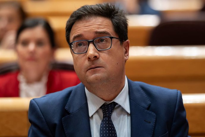 El ministro para la Transformación Digital y de la Función Pública, Óscar López, durante una sesión de control en el Senado, a 11 de marzo de 2025, en Madrid (España). El Partido Popular defiende en el pleno del Senado una moción para instar al Gobierno d
