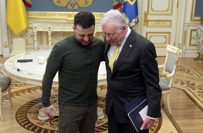 20 de fevereiro de 2025, Kiev, Ucrnia: KYIV, UCRNIA - 20 DE FEVEREIRO DE 2025 - O presidente da Ucrnia, Volodymyr Zelenskyy ( esq.), e o enviado especial dos EUA para a Ucrnia e a Rússia, Keith Kellogg, so fotografados durante reunio em Kiev, cap