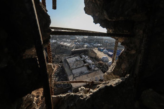 12 de março de 2025, Beit Lahia, Faixa de Gaza, Território Palestino: Uma visão da destruição enquanto os palestinos continuam sua vida diária com recursos limitados entre os escombros de edifícios destruídos como resultado de ataques israelenses nas torr