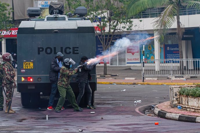 Archivo - June 20, 2024, Nairobi, Kenya: Police officers fire teargas to protesters who demonstrating against a controversial finance bill in the central business district. Kenyan police used teargas and a water cannon to disperse protesters who gathered 