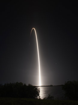Archivo - Arquivo - 4 de novembro de 2024, Merritt Island, Flórida, EUA: Um foguete SpaceX Falcon 9 com uma espaçonave de carga é lançado do Complexo de Lançamento 39A no Centro Espacial Kennedy da NASA. A espaçonave de carga Dragon, não tripulada, entreg