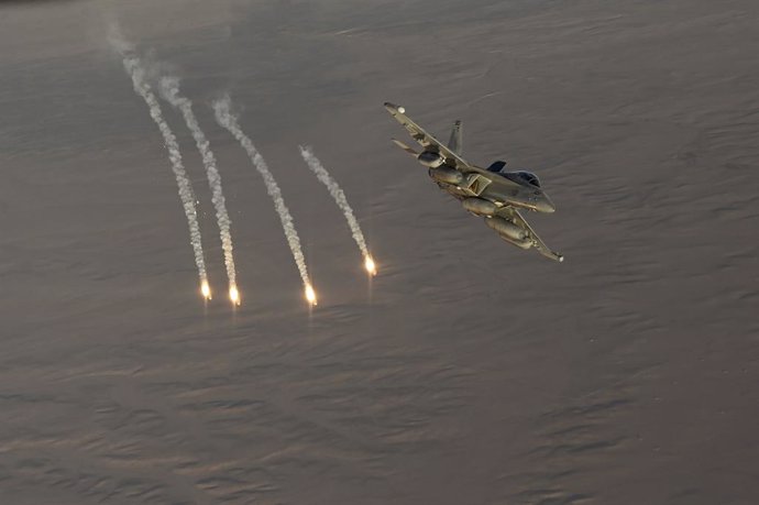 Archivo - December 24, 2024, Undisclosed, CENTCOM: A U.S Navy E/A-18G Growler fighter aircraft, fires anti missile flares during a sortie as part of Operation Prosperity Guardian, December 24, 2024 over the U.S. Central Command area of responsibility.