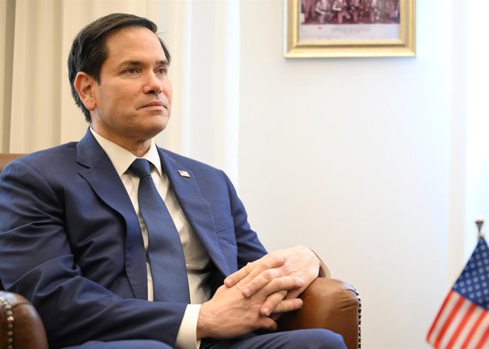 16 de fevereiro de 2025, Jerusalém, Israel: O secretário de Estado dos EUA, Marco Rubio, ouve o primeiro-ministro israelense, Benjamin Netanyahu, durante uma reunião bilateral no gabinete do primeiro-ministro, em 16 de fevereiro de 2025, em Jerusalém, Isr