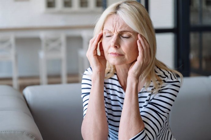 Archivo - Mujer con dolor de cabeza.