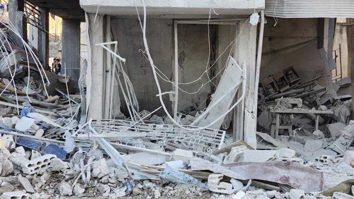 LATAKIA, 16 de março de 2025 -- Esta foto tirada por um telefone celular mostra o local da explosão no bairro de al-Raml al-Janoubi em Latakia, Síria, em 15 de março de 2025.   O número de mortos em uma forte explosão na cidade costeira de Latakia, na Sír