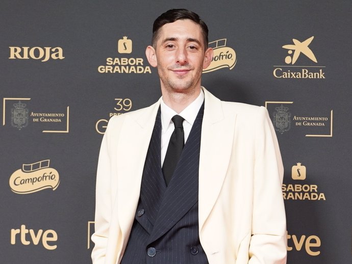 Archivo - El actor Enric Auquer posa en la alfombra roja de la 39º edición de los Premios Goya, en el Palacio de Exposiciones y Congresos de Granada, a 8 de febrero de 2025, en Granada, Andalucía (España).
