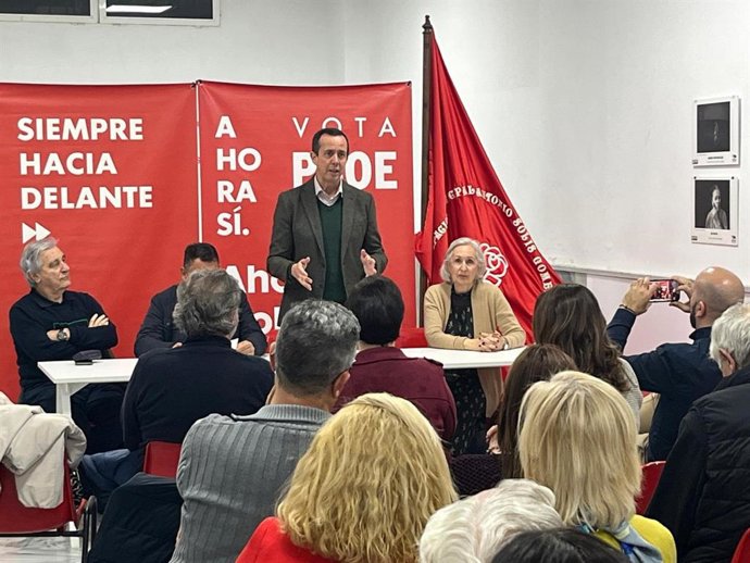 El secretario general del PSOE de Almería, José María Martín, en un encuentro con militantes.