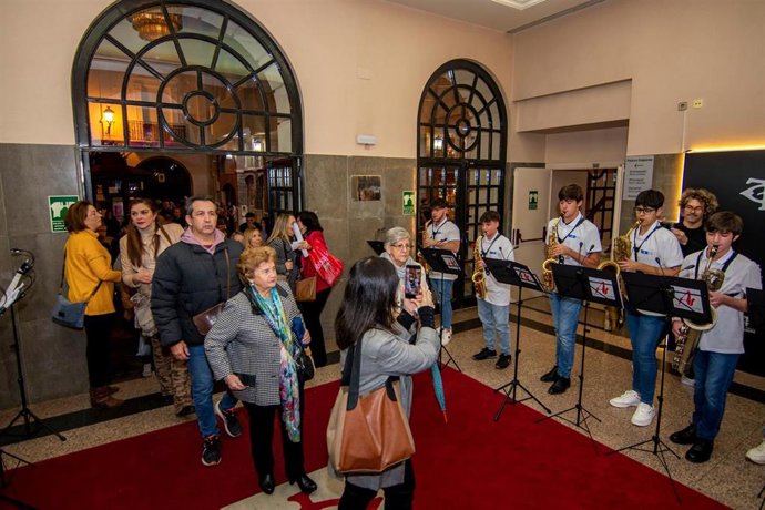 Imagen del público entrando al Gran Teatro de Huelva.