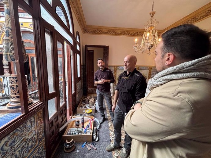 Trabajos de restauración de columnas del ceramista Enrique Orce en una vivienda regionalista de Alcalá de Guadaíra (Sevilla).