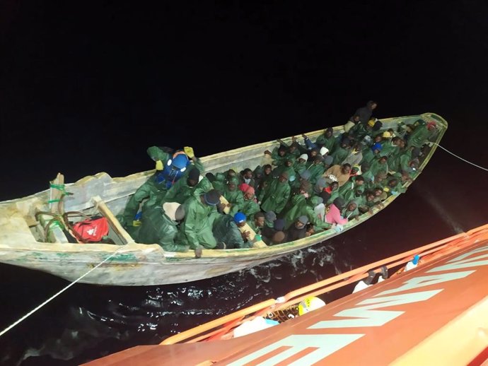 Suc.- Llegan a El Hierro y Gran Canaria 214 personas migrantes a bordo de tres cayucos