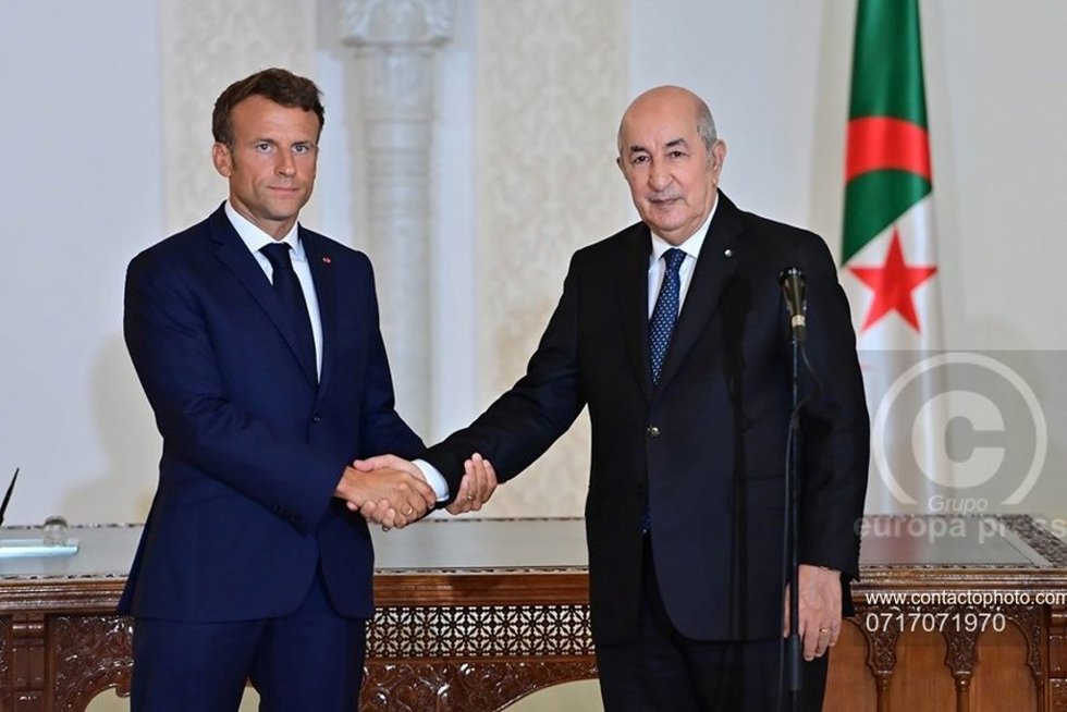 Archivo - El presidente francés, Emmanuel Macron (i), y su homólogo argelino, Abdelmayid Tebune (d), durante una reunión celebrada en octubre de 2022 (archivo)