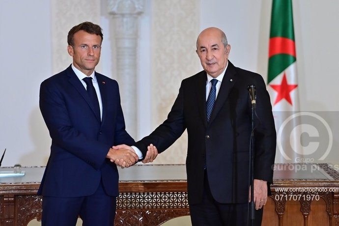 Archivo - Arquivo - O presidente francês Emmanuel Macron (l) e seu colega argelino Abdelmayid Tebune (r) durante uma reunião em outubro de 2022 (arquivo).