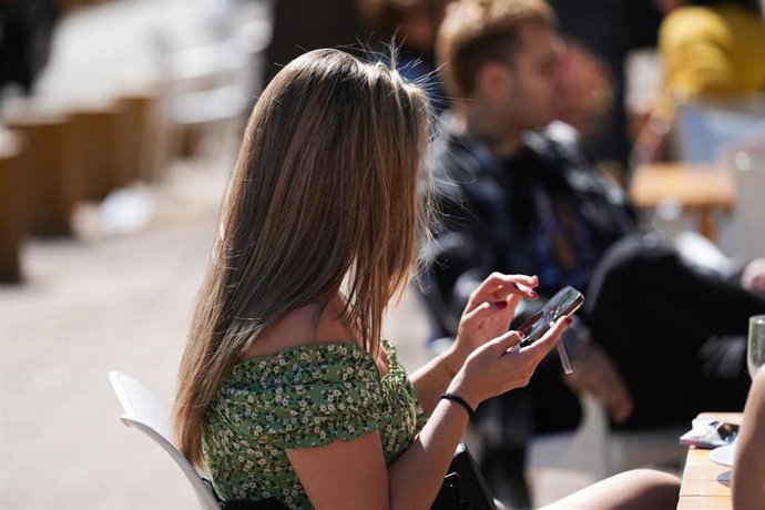 Archivo - Una persona fumando en una terraza. A 12 de marzo de 2024, en Sevilla (Andalucía, España). 