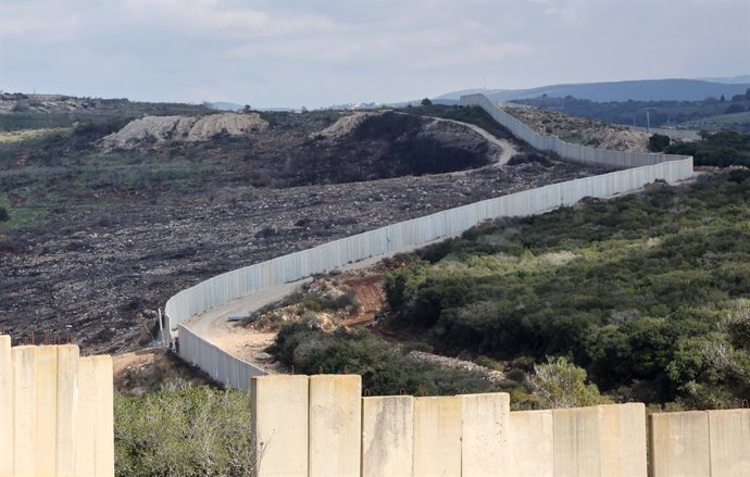 FRONTEIRA ISRAEL-LEBANO, 11 de março de 2025 -- Barreiras são vistas ao longo da fronteira norte de Israel com o Líbano em 10 de março de 2025.   Um soldado libanês foi morto e outro foi ferido e levado para o território israelense em recentes ataques a t