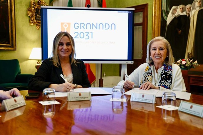 La alcaldesa de Granada, Marifrán Carazo, y la presidenta de la Fundación CajaGranada, María Elena Martín Vivaldi.
