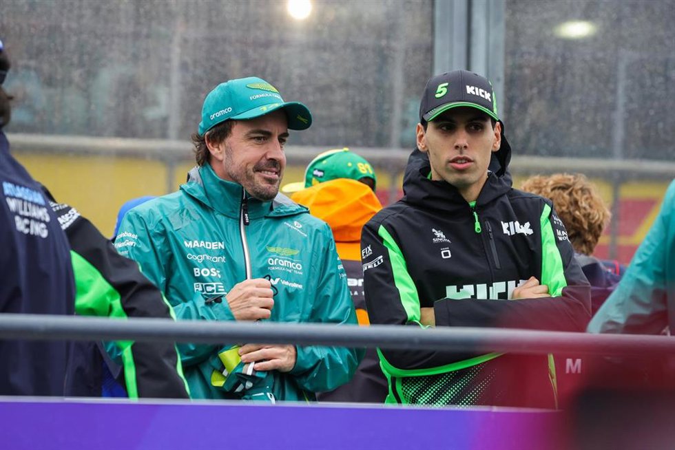 Fernando Alonso junto al brasileño Gabriel Bortoleto antes de la carrera del Gran Premio de Australia