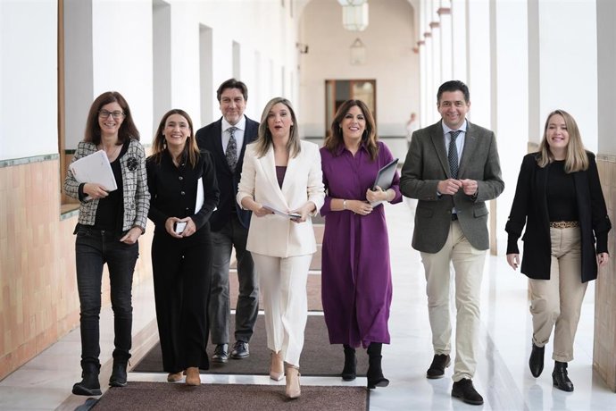 La nueva portavoz parlamentaria del PSOE-A, María Márquez (c), junto a la parlamentaria Ángeles Férriz (3d), a su llegada a la segunda jornada del pleno del Parlamento andaluz. A 06 de marzo de 2025. (Foto de archivo).
