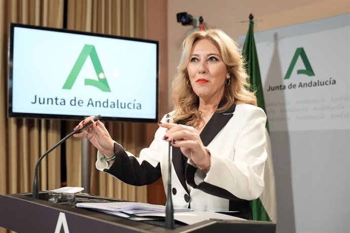 La consejera de Economía, Hacienda y Fondos Europeos y portavoz del Gobierno andaluz, Carolina España, en rueda de prensa tras la reunión del Consejo de Gobierno. (Foto de archivo).