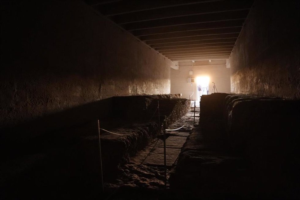 Archivo - Imágenes que muestran cómo los últimos rayos de sol previos al ocaso iluminan la galería y el fondo de la cámara funeraria del 'tholos' de La Pastora, en Valencina de la Concepción