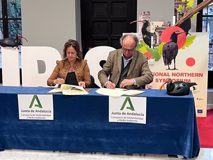 Momento de la firma del acuerdo entre la Consejería de Sostenibilidad y Medio Ambiente de la Junta de Andalucía y la Generalitat de Cataluña en torno a la conservación del ibis eremita.