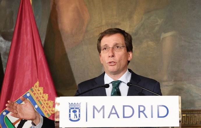 El alcalde de Madrid, José Luis Martínez-Almeida, durante una rueda de prensa posterior al Consejo y la Junta Local de Seguridad de la ciudad, en la Casa de la Villa, a 17 de febrero de 2025, en Madrid (España). Durante el encuentro, se presentan los info