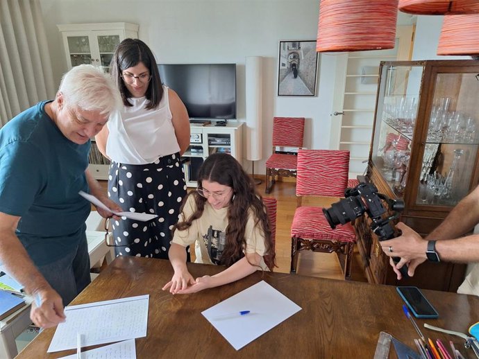 Alberto Gómez Uriol y Almudena Morales en el rodaje de 'El peso de la ausencia'.