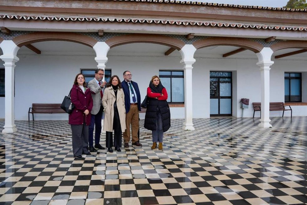 Visita al hospital de la delegada del Gobierno andaluz en Málaga, Patricia Navarro.