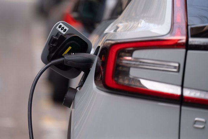 Un coche cargándose en un punto de carga público para coches eléctricos, a 14 de febrero de 2025, en Barcelona, Cataluña (España).