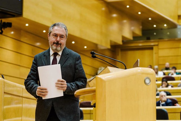 Archivo - El senador del PSOE Juan Espadas interviene durante una sesión plenaria extraordinaria, en el Senado, a 28 de enero de 2025, en Madrid (España).  