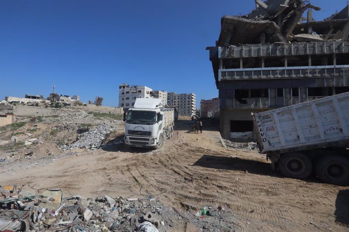 11 de março de 2025, Cidade de Gaza, Faixa de Gaza, Território Palestino: Escavadeiras egípcias enviadas do Egito ajudam a remover os escombros de edifícios destruídos por ataques aéreos israelenses na última guerra na Cidade de Gaza em 12 de março de 202
