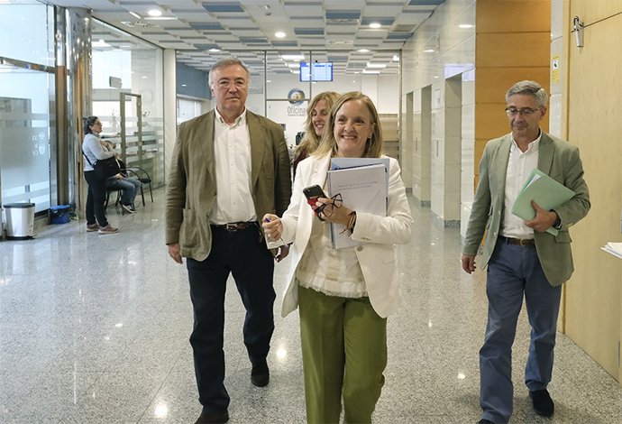 Archivo - La consejera de Presidencia, Isabel Urrutia, junto a otros cargos de su departamento, en la sede de Gobierno en Peña Herbosa