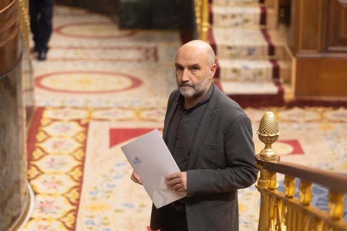O deputado do BNG Néstor Rego durante uma sessão plenária para debater a consideração de dois projetos de lei, um por iniciativa do Parlamento da Catalunha e outro do PP, no Congresso dos Deputados, em 11 de março de 2025, em Madri (Espanha). E