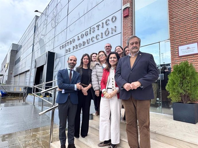 Imagen de la delegada de Salud y Consumo, María Jesús Botella durante la visita al centro de producción de Bodegas Campos en Córdoba.