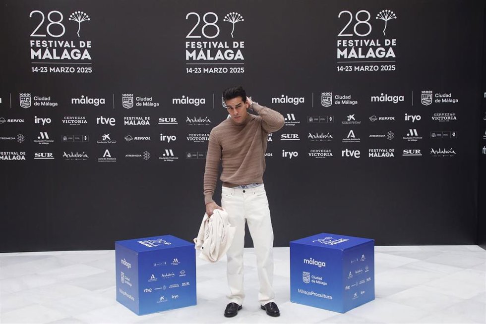 Imagen de el actor Mario Casas en el photocall del festival de Málaga.