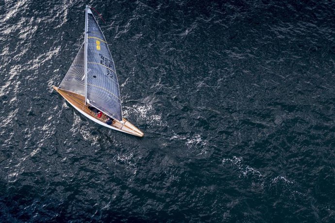 Archivo - El 'Titia' de Mauricio Sánchez-Bella compitiendo en la ría de Pontevedra