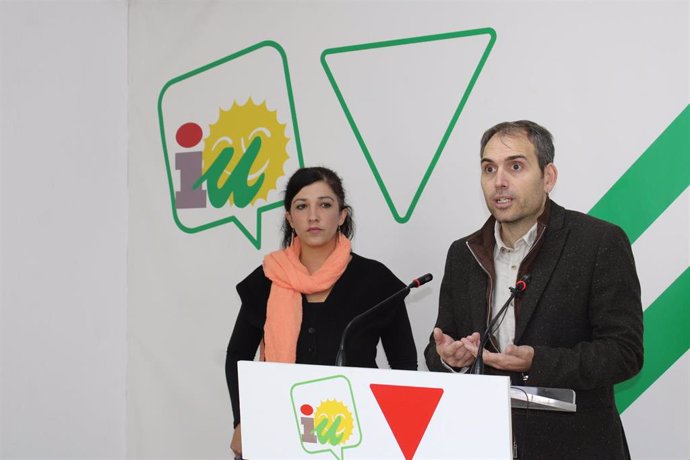 El coordinador de IU Andalucía, Toni Valero, y la coordinadora provincial de IU Málaga, Toni Morillas.