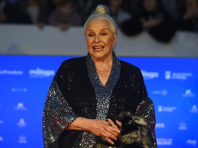 Archivo - La actriz Lola Herrera posa en la alfombra roja de la Gala inaugural del 27º Festival de Málaga. A 1 de marzo de 2024, en Málaga (Andalucía, España).