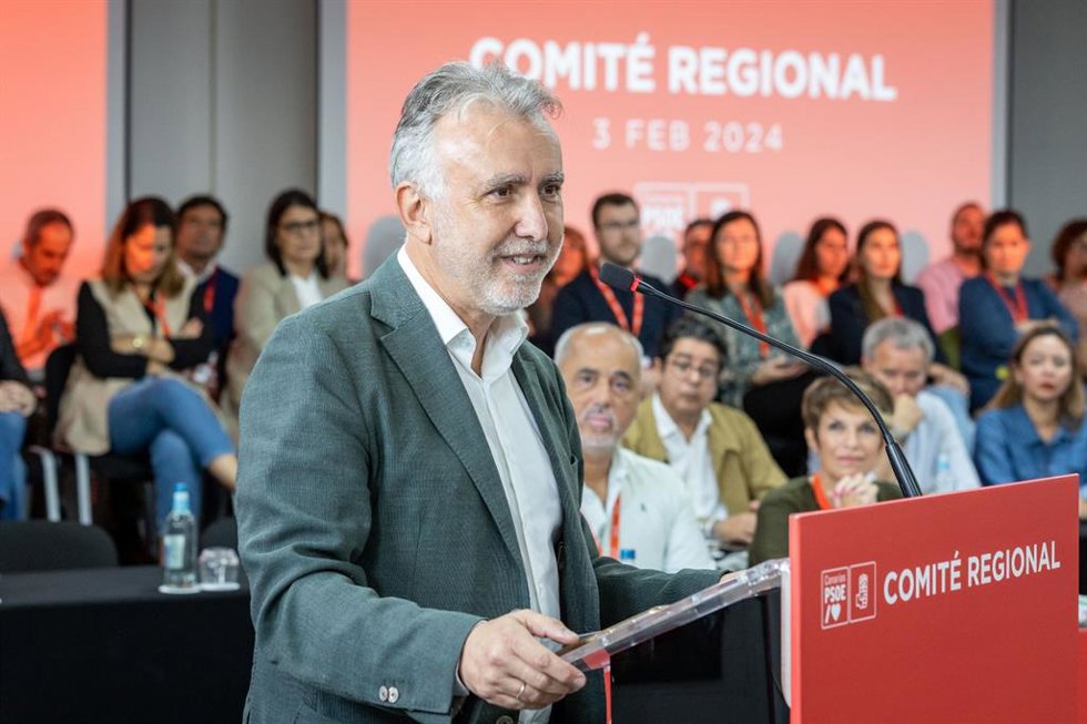 Archivo - El secretario general del PSOE Canarias y ministro de Política Territorial y Memoria Democrática, Ángel Víctor Torres