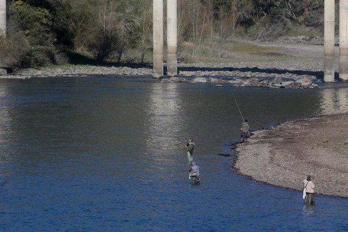 Comienza La Temporada De Pesca Fluvial En Galicia. En El Río Sil, A Su Paso Por Quiroga, En Lugo. A 16 De Marzo De 2025.