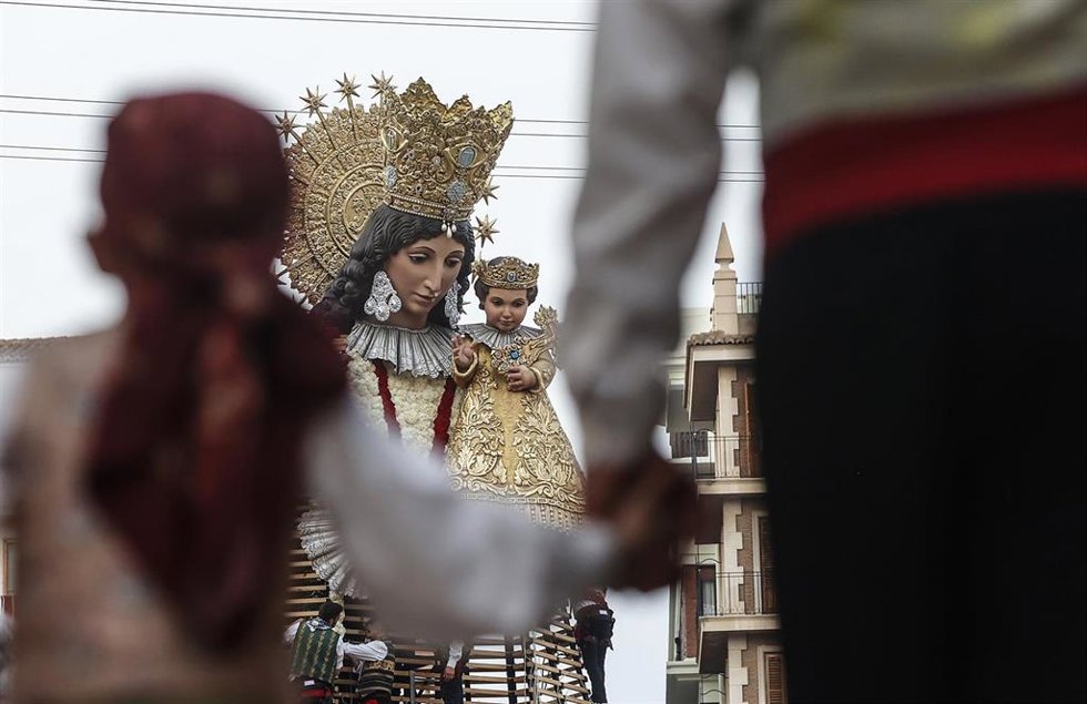 Archivo - Imagen de una ofrenda fallera a la Virgen de los Desamparados, patrona de Valncia. 
