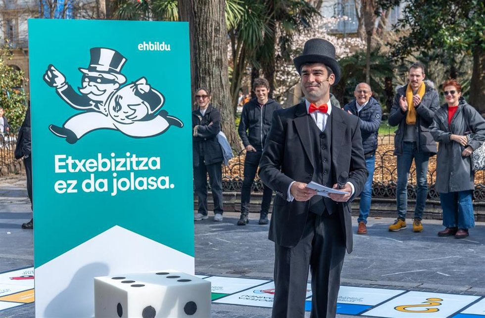 Iniciativa de EH Bildu en San Sebastián para reivindicar el derecho a la vivienda.