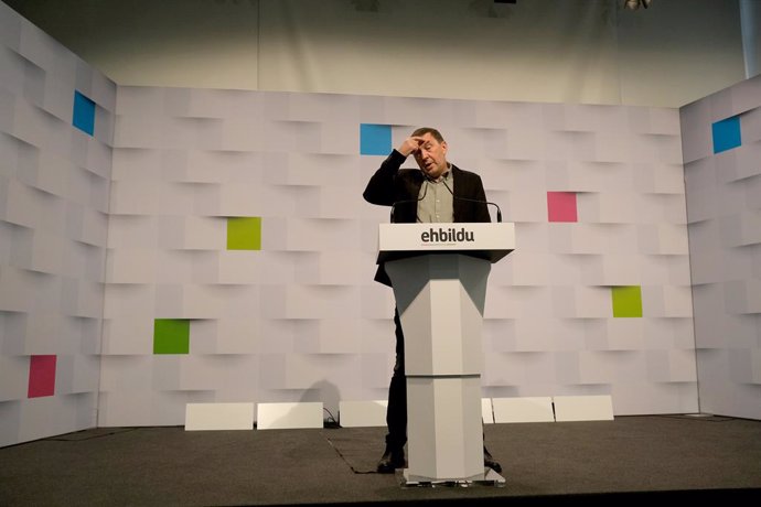 Archivo - El coordinador general de EH Bildu, Arnaldo Otegi, en una rueda de prensa en la sede de EH Bildu, a 24 de diciembre de 2021, en San Sebastián, Guipúzcoa, País Vasco (España). La reforma laboral pactada por la ministra de Trabajo con CEOE y los s