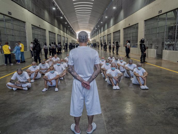 Archivo - December 10, 2024, North Hollywood, California, USA: Central America - El Salvador, Toluca: Gang members of the three major gangs, Mara Salvatrucha -MS13, Barrio 18 Revolucionarios and Barrio 18 Sureños pray before a delay exercise routine at th