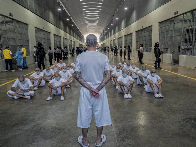 Archivo - Arquivo - 10 de dezembro de 2024, North Hollywood, Califórnia, EUA: América Central - El Salvador, Toluca: Membros das três principais gangues, Mara Salvatrucha -MS13, Barrio 18 Revolucionarios e Barrio 18 Sureños, rezam antes de uma rotina de e