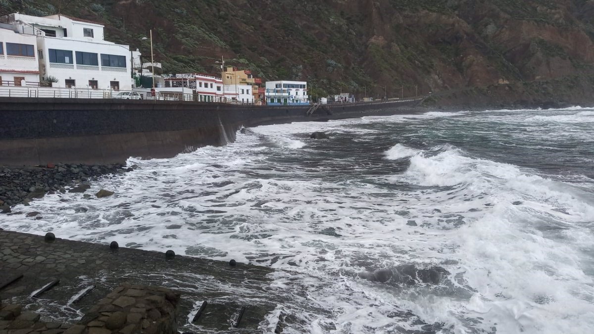 Declarada la situación de alerta por fenómenos costeros a partir del mediodía de este lunes en Canarias