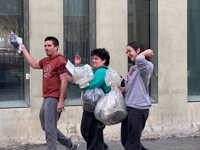 Les tres persones acusades de tombar una carpa d'Aliança Catalana sortint dels Jutjats de Barcelona