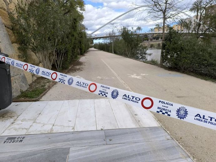 Ribera del Río Segura, junto al puente de la Avenida Primero de Mayo, lugar en el que se ha encontrado el cuerpo