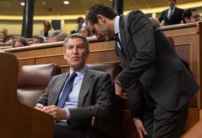 O Presidente do PP, Alberto Núñez Feijóo (à esquerda) e o Vice-Secretário de Cultura e porta-voz do Partido Popular, Borja Sémper (à direita), durante uma sessão plenária no Congresso dos Deputados, em 12 de março de 2025, em Madri (Espanha). A delegação 