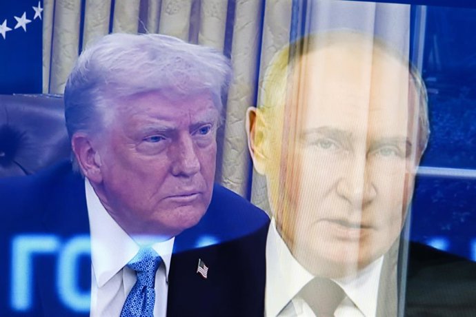 Archivo - February 13, 2025, Moscow, Russia: United States President Donald Trump (left) and Russian President Vladimir Putin (right) are seen. A lengthy telephone conversation took place between Russian President Vladimir Putin and US President Donald Tr
